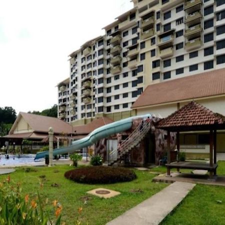 Puteri Beach Resort Port Dickson Esterno foto